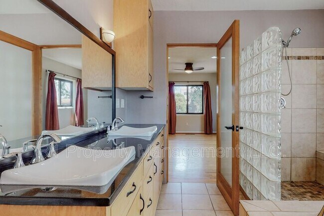 Building Photo - 1321 Lobo Pl NE