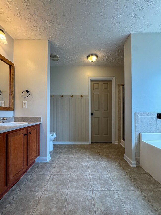 Building Photo - Lovely 3 Bed 2 Bath Fayetteville Home with Fenced Yard