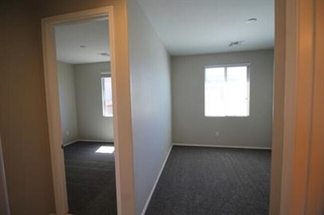 Building Photo - Desirable La Estancia Neighboorhood
