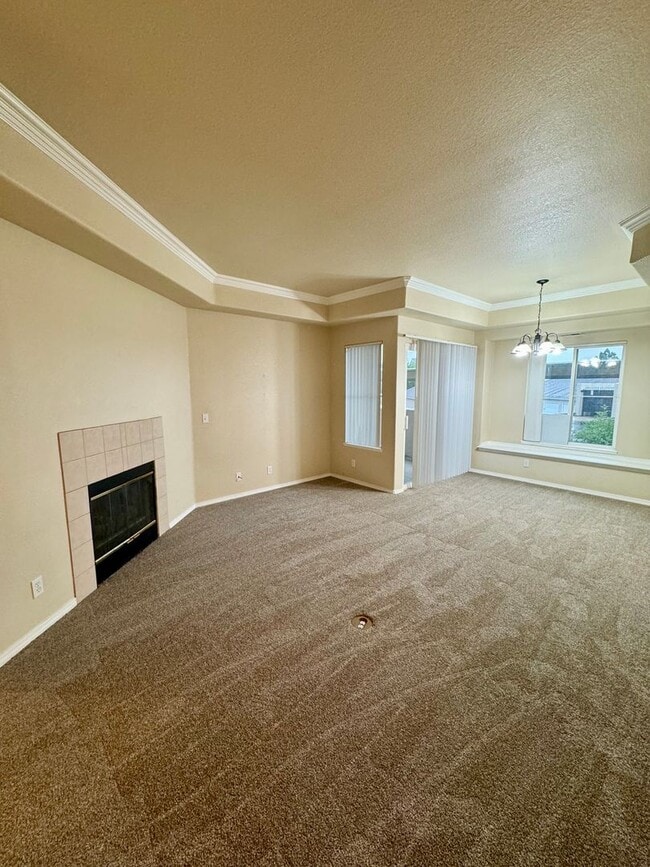 Building Photo - Gated West Side 2 bedroom/2 bath condo