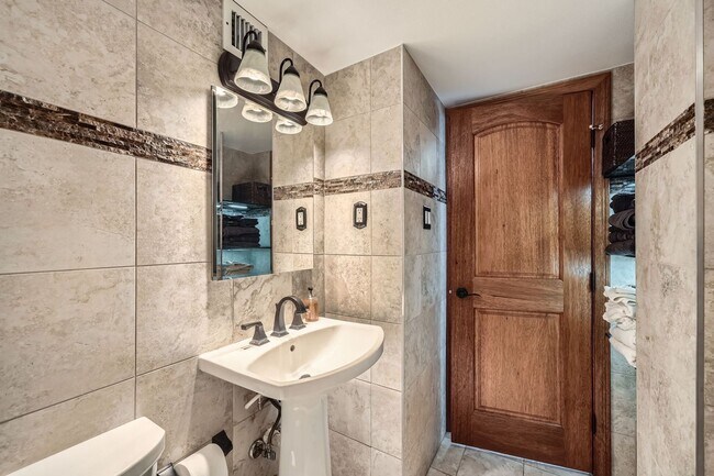 Building Photo - Downtown Denver Furnished 1 BDR w/ Rooftop...