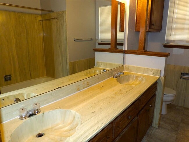 Building Photo - 407 SW Forest Pl