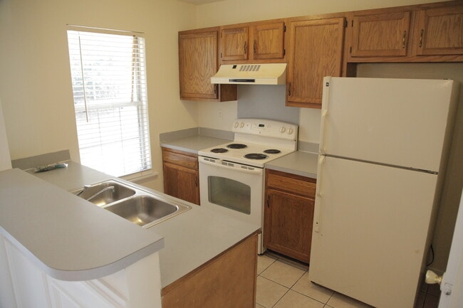 Building Photo - Cozzy townhome ready for you!