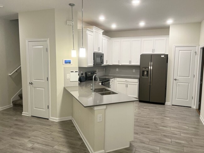 Building Photo - Incredible 5 Bedroom, 3 Bath Town home wit...