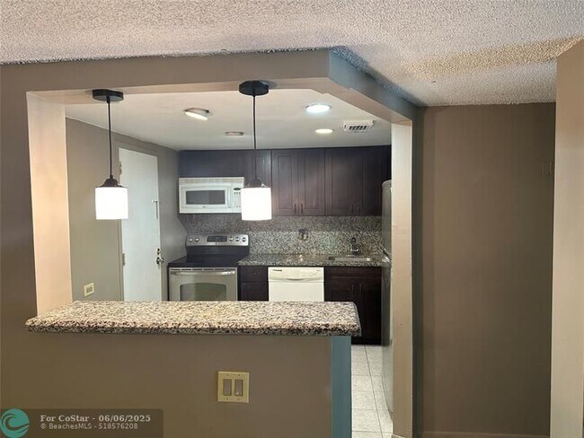 Building Photo - 3680 Inverrary Dr