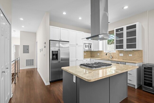 Building Photo - 876 N Hermitage Ave