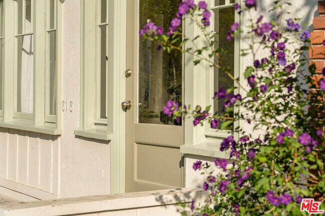 Building Photo - 818 Palms Blvd