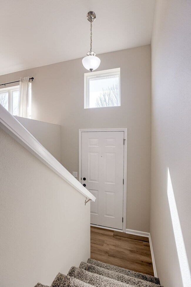 Building Photo - Bright & Spacious Elkhorn Home with Finish...