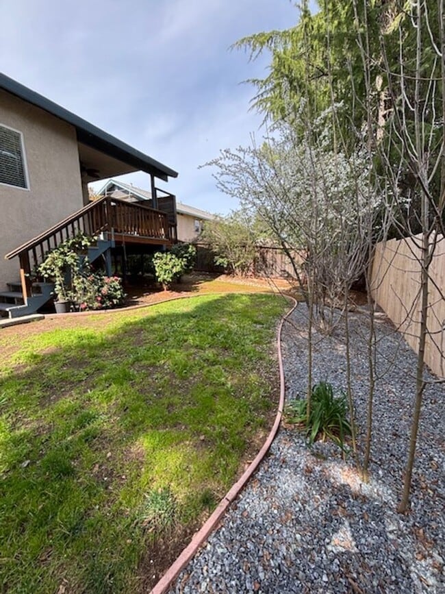 Building Photo - Three bed, two bath unit conveniently located off of Bell Road!