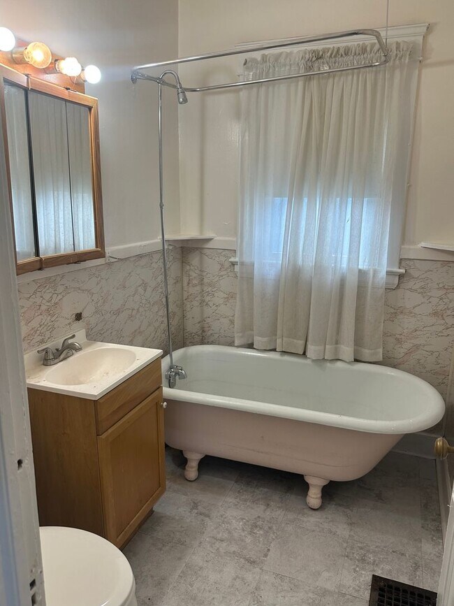 Building Photo - 3bd Single Cash Pay/Section 8
