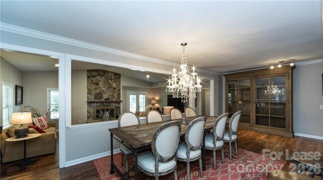 Building Photo - 8511 Viking Dr