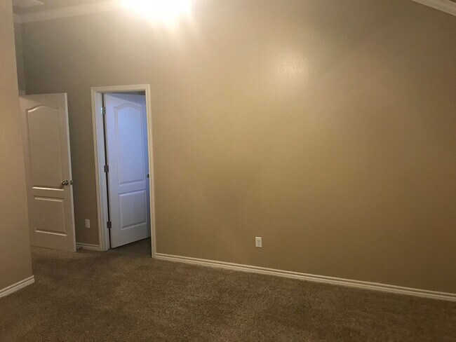 Building Photo - Beautiful 3bed/2bath Duplex near Clear Cre...