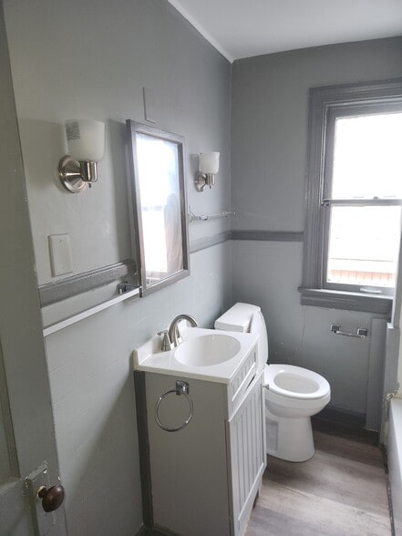 Building Photo - 520 W King St