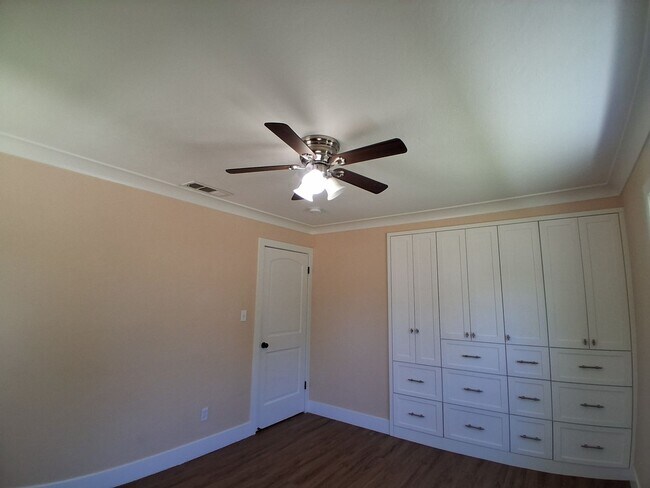 Building Photo - 340 N Santa Rosa Ave