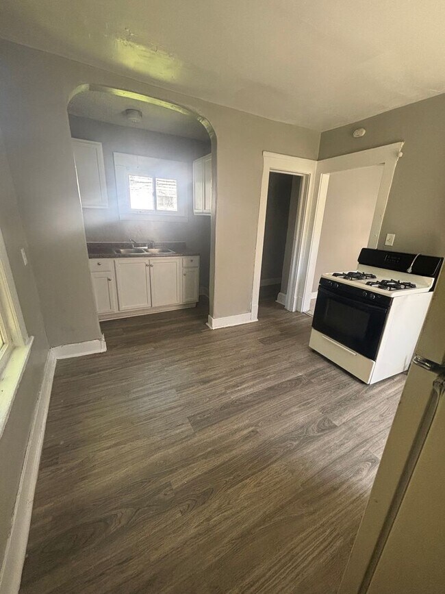 Building Photo - 3-Bedroom Colonial with full basement AVAILABLE IMMEDIATELY-(Private paying Tenants)