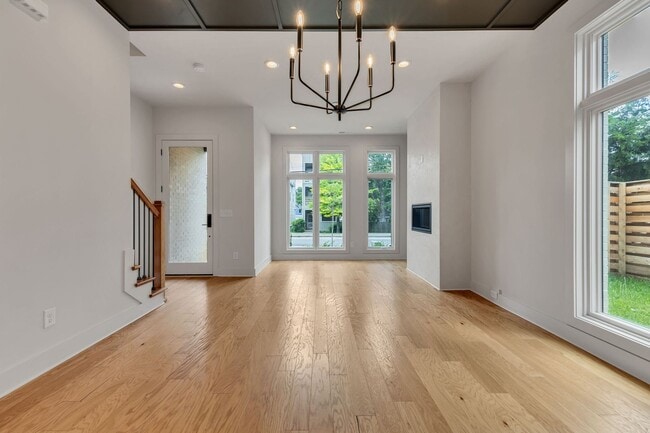 Building Photo - Stunning Salemtown Townhome With Fenced In Yard