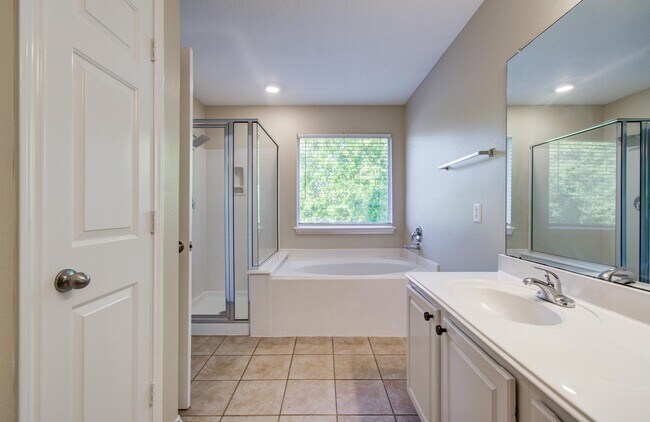 Building Photo - 17230 Oakwood Chase Dr