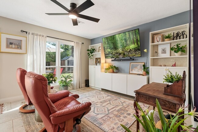 Building Photo - 115 E Pathfinders Cir