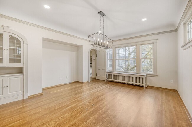 Building Photo - Capitol Hill Home