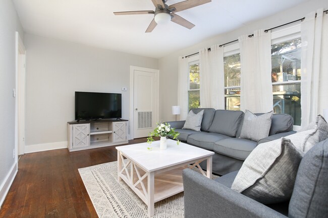 Building Photo - 1532 W Huisache Ave