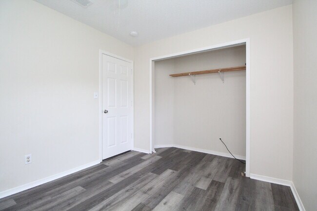 Building Photo - 3BR/2BA Home Near UWF with High Ceilings, Large Backyard Deck & Fully Fenced Yard