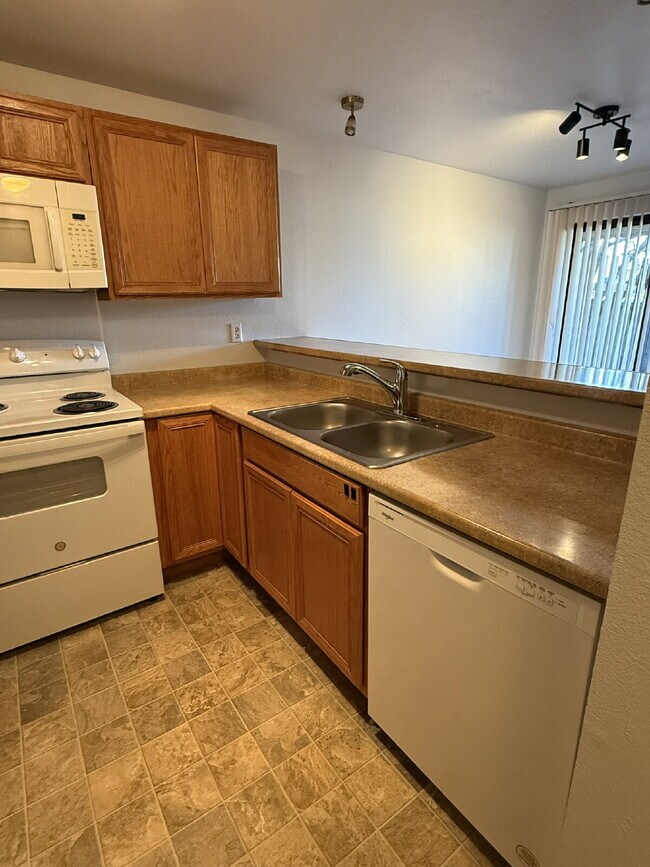 Building Photo - MOVE IN READY- Remodeled 2-bedroom Townhome!