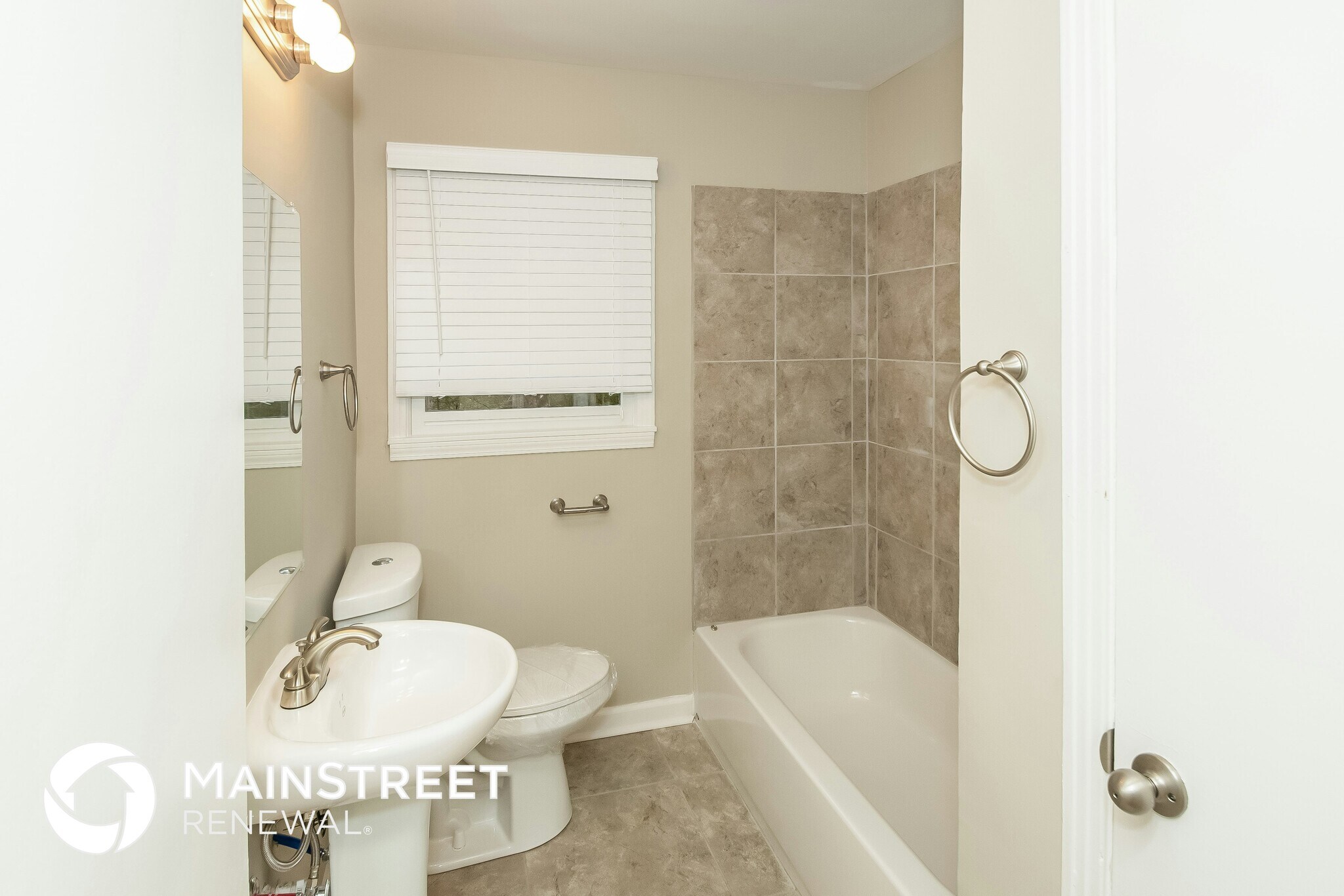 Building Photo - 513 Goldenrod Dr