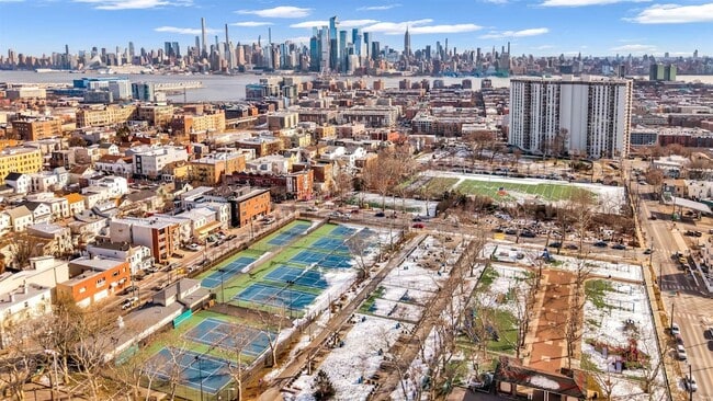 Building Photo - 605 New York Ave