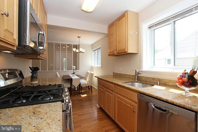 Building Photo - 5028 River Rd