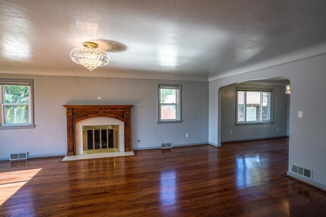 Building Photo - Spacious 4 Bedroom on Upriver Drive