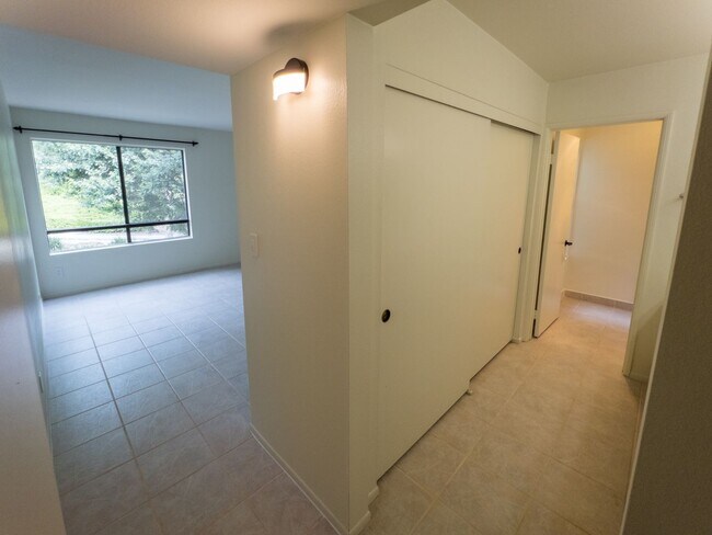 Building Photo - Large 2bed/ 2 bath corner unit in the heart of Silverlake with Hot Tub, Pool, Gated Parking and P...