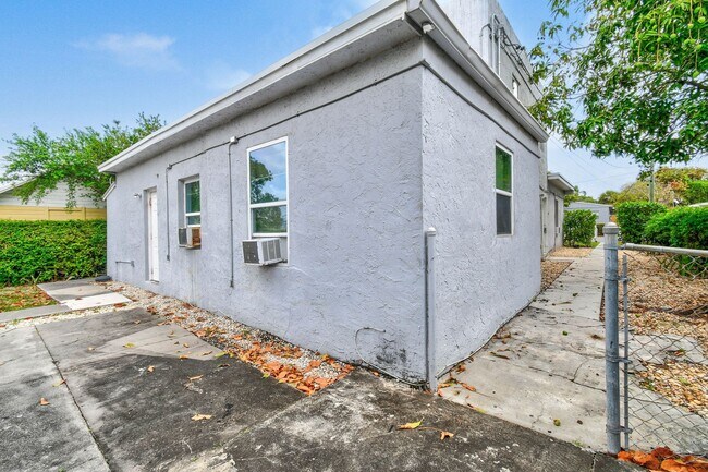 Building Photo - 3721 Henry Ave