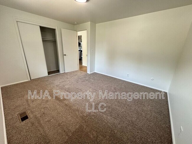 Building Photo - 2564 S 8th E