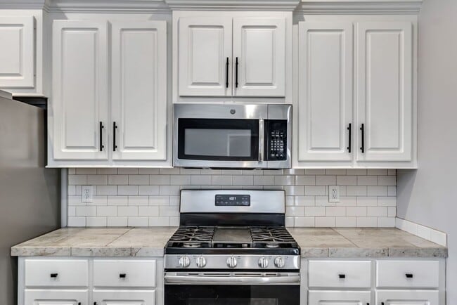 Building Photo - Beautiful New 3 Bed 2 Bath Home in Greenfield Station!