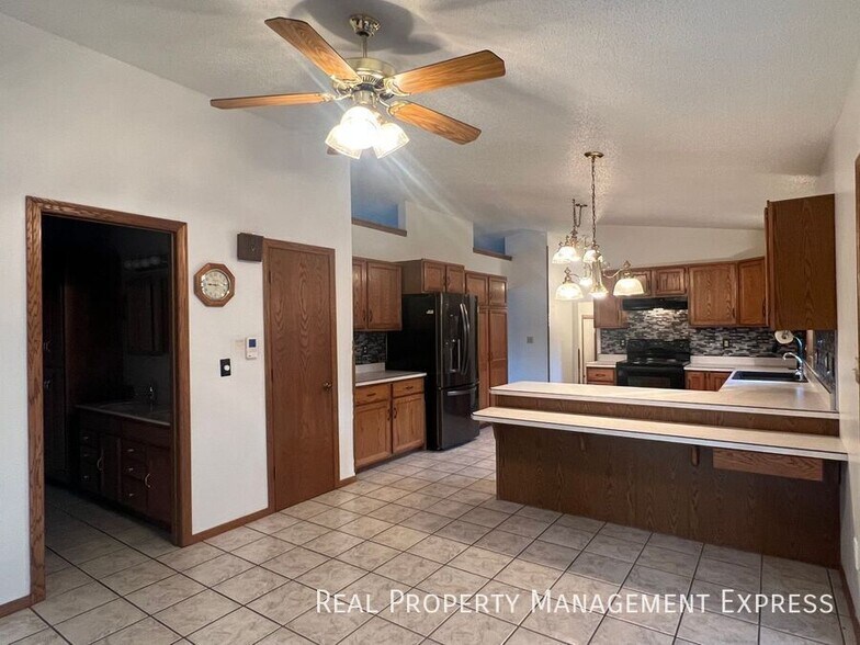 Building Photo - Stunning 4 Bedroom 2.5 Bath Home in South East Sioux Falls