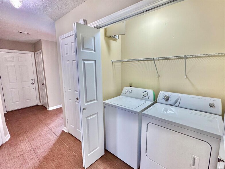 Building Photo - 5931 Brewbaker Blvd