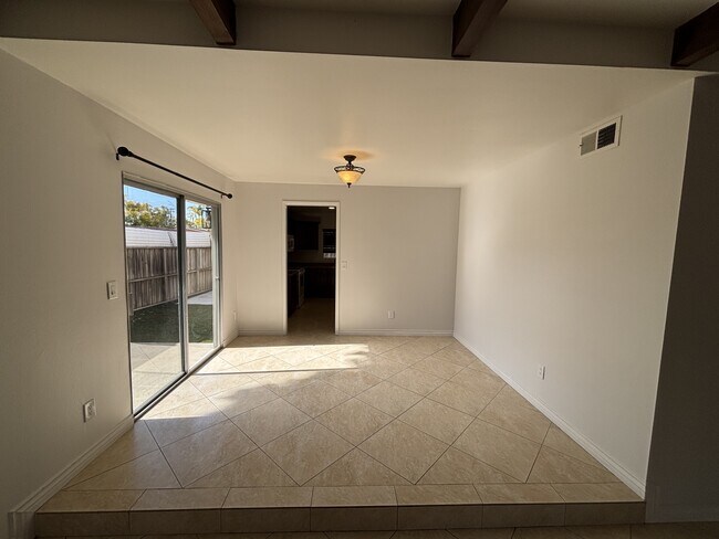 Building Photo - 388 Hilltop Dr