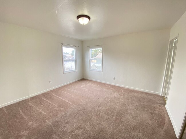 Building Photo - Advent - Low Deposit W/ Laundry & Detached...
