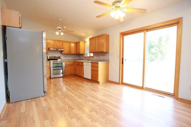 Building Photo - 4 BD Brooklyn Park Home for Rent