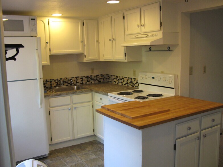 Building Photo - 2111 17th Ave S