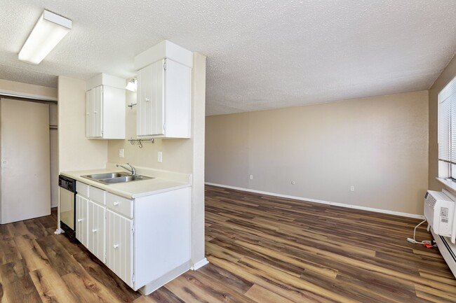 Building Photo - Spacious 1 Bedroom in Capitol Hill!