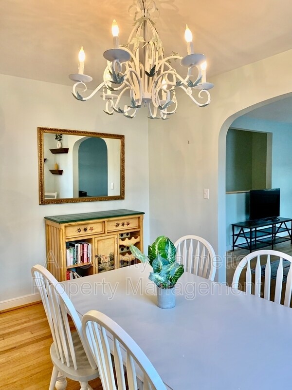 Building Photo - 213 Gordon St