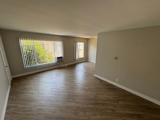 living room - Harvard Manor Apartments