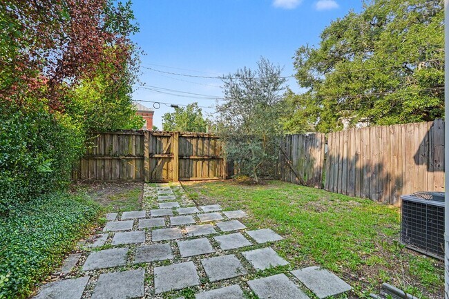 Building Photo - 2 Bedroom Charmer with Sundeck, Wood Floors, and High Ceilings