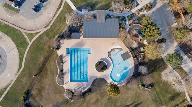 Building Photo - 706 Harwood Dr