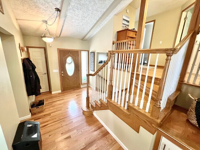 Building Photo - Available Oct. 3rd- Gorgeous Home w/Lots o...