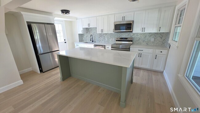 Building Photo - 47 Cosey Beach Ave