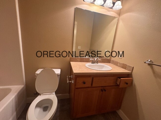 Building Photo - 2015 build 3 bed 2 bath North Eugene Home
