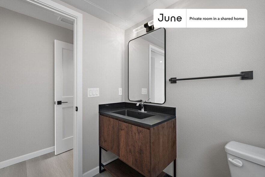 Building Photo - Room in Shared 5 bed/5 bath home in Boyle Heights