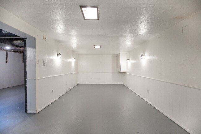 Building Photo - NEWLY RENOVATED! 3-BED, 1 BATH BEAUTIFUL  SINGLE- FAMILY HOME IN MAPLE HEIGHTS!